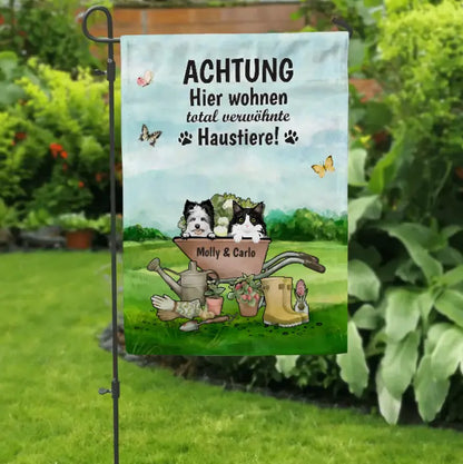 Achtung verwöhnte Haustiere - Individuelle Gartenflagge
